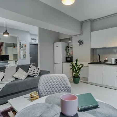 Center Haven: 1br In Union Plaza Building Apartment *