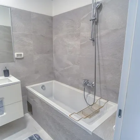 Center Haven: 1br In Union Plaza Building Apartment Bucharest