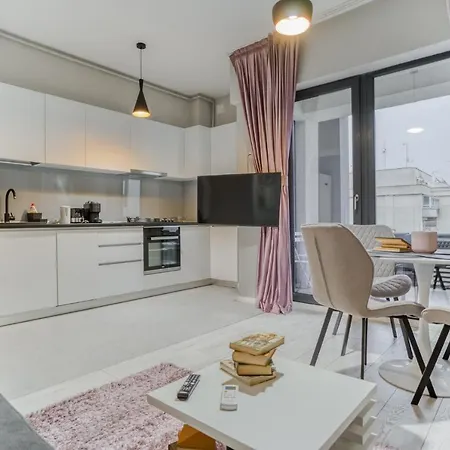 Center Haven: 1br In Union Plaza Building Apartment Bucharest