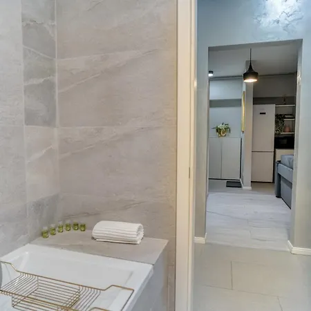 Center Haven: 1br In Union Plaza Building *
