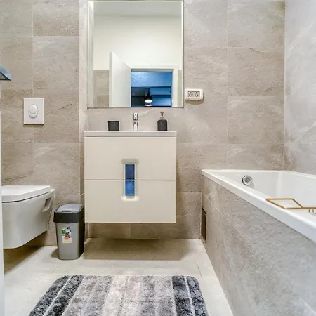 Center Haven: 1br In Union Plaza Building *