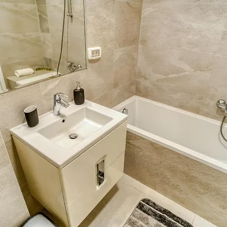 Center Haven: 1br In Union Plaza Building בוקרשט