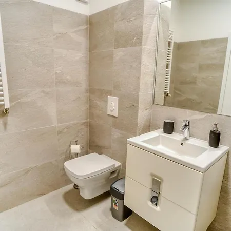 Center Haven: 1br In Union Plaza Building